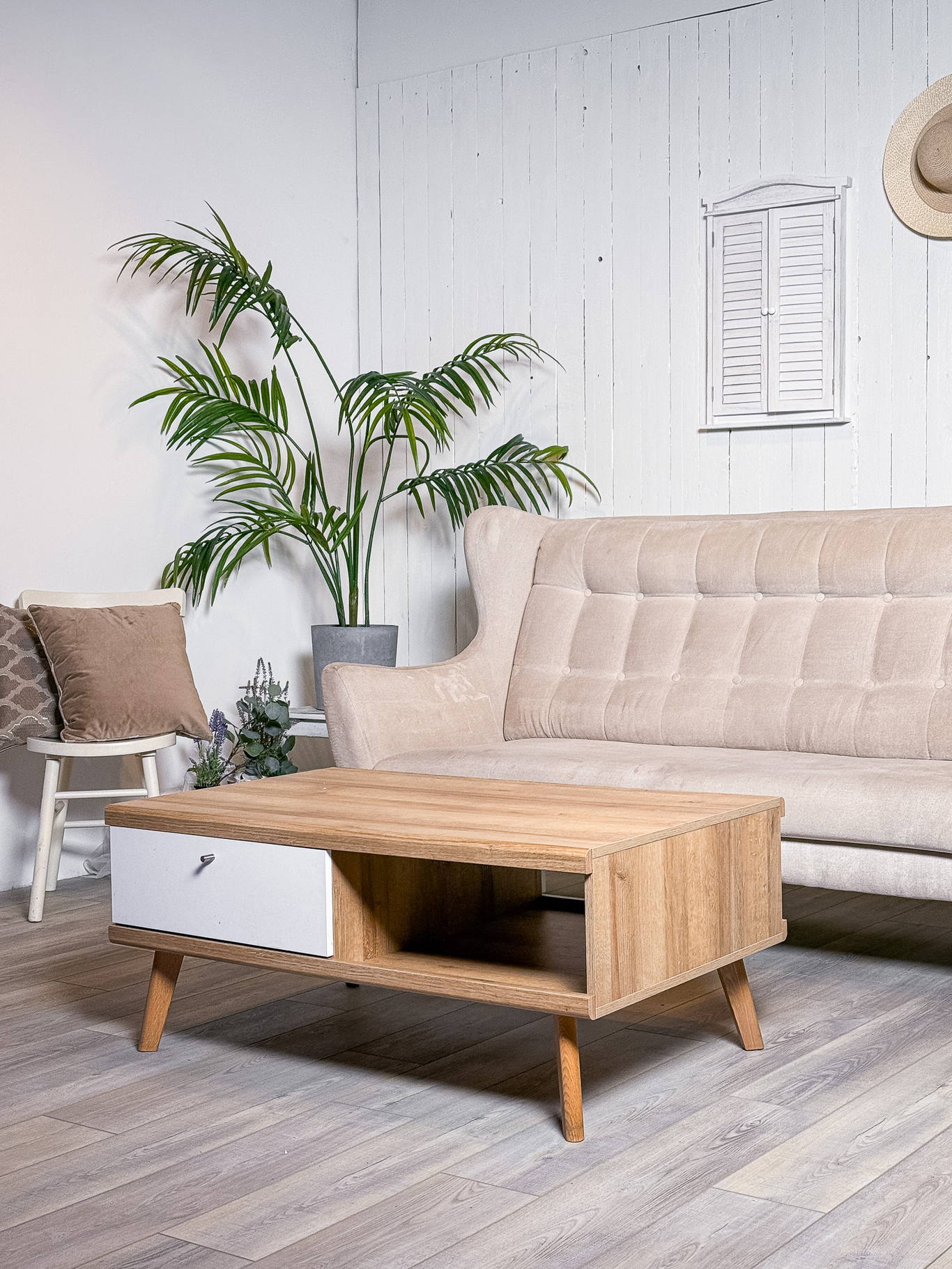 Obytné nastavení scény Hygge Corner — sametový gauč, polštáře a zelené rostliny