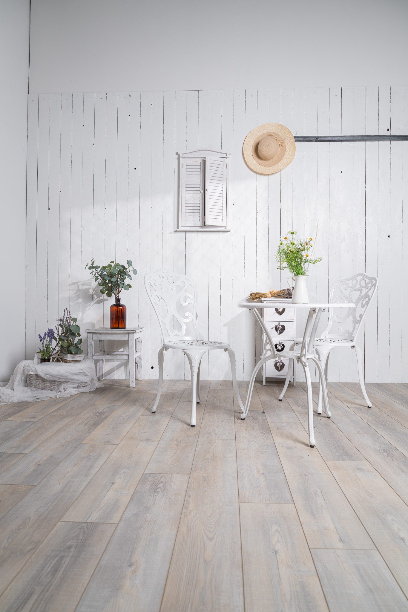 Scéna Hygge Corner na výšku — bistro set na světlé dřevěné podlaze