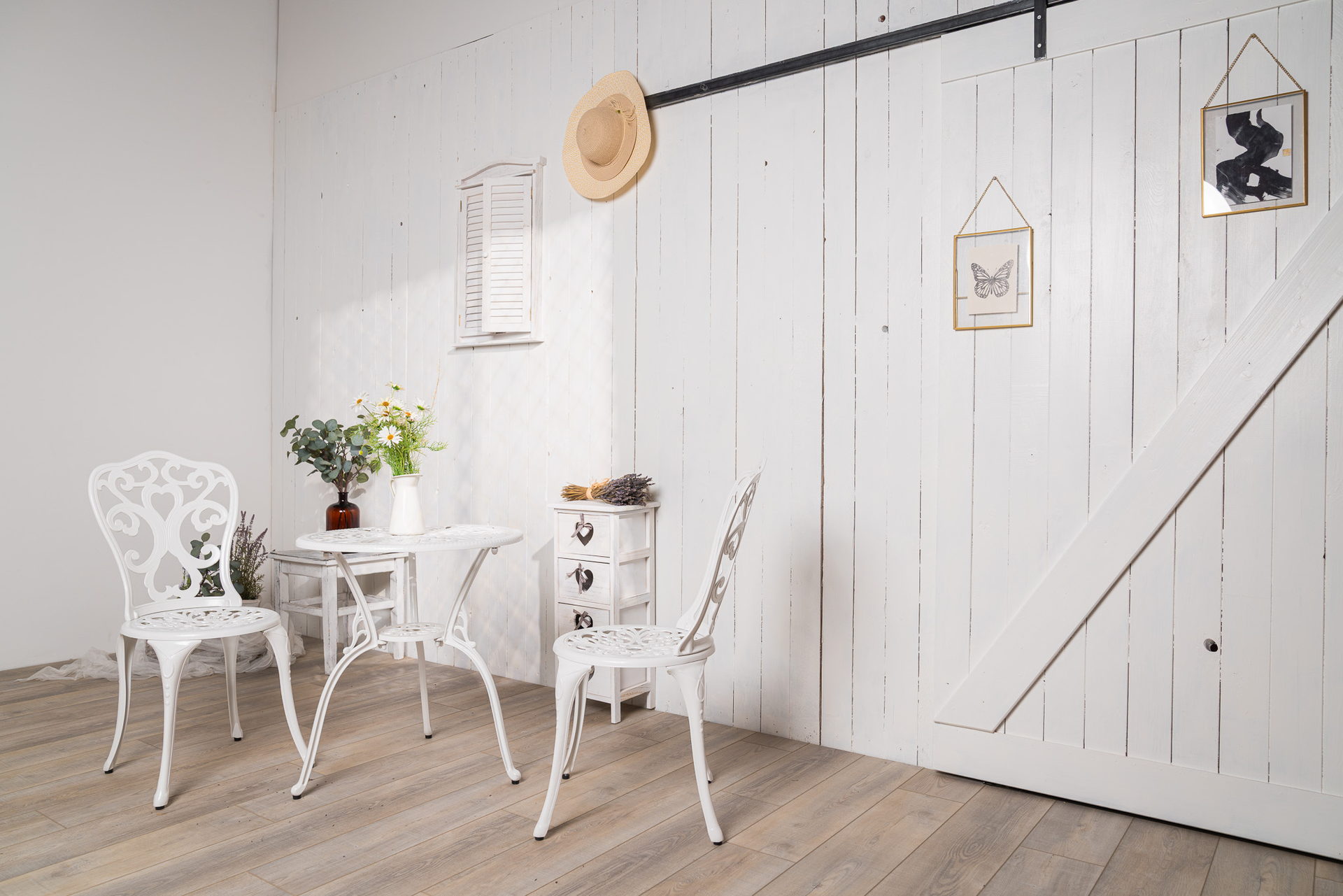 Roh scény Hygge Corner — bistro set, komoda a posuvné stodolové dveře