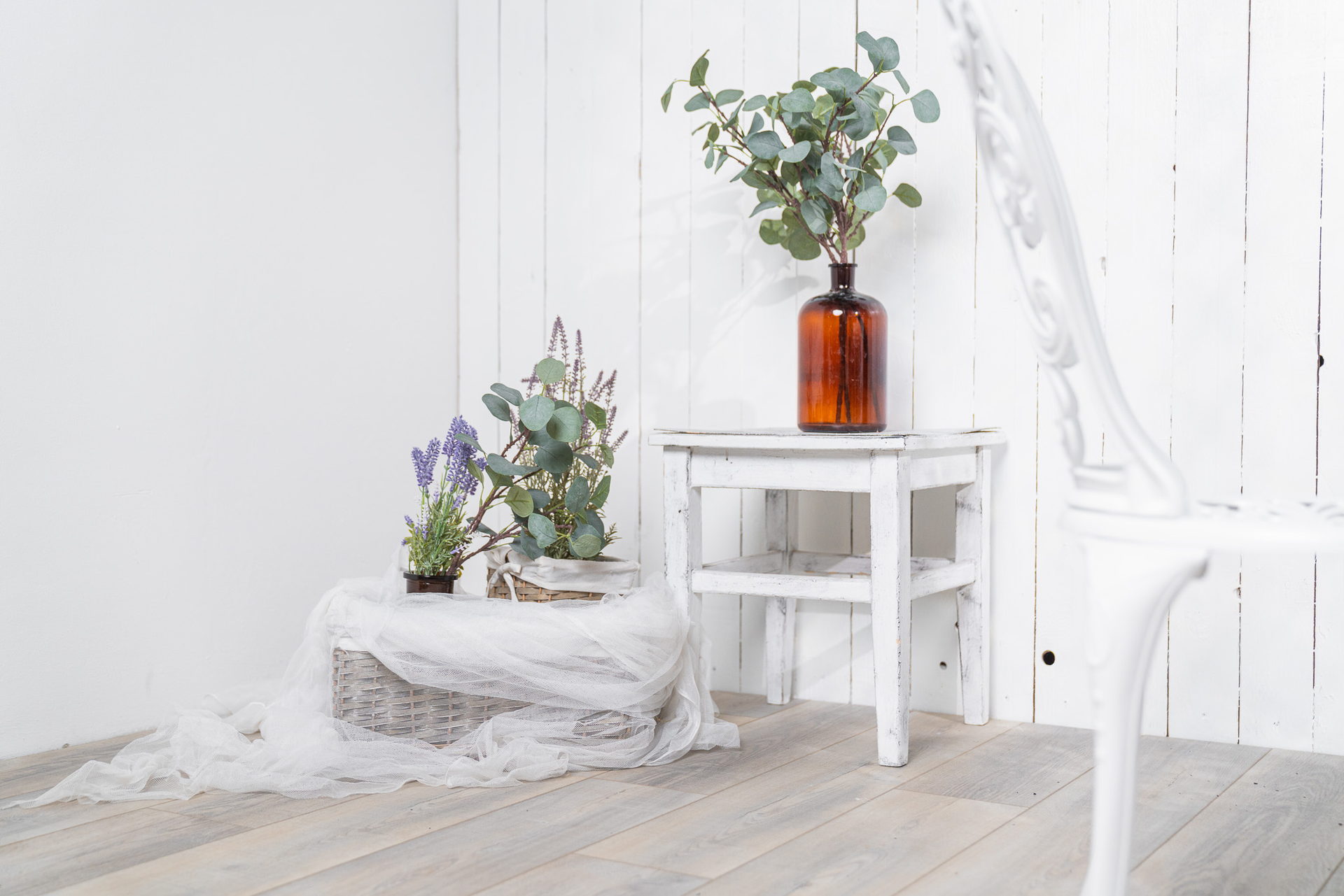 Zátiší ve scéně Hygge Corner — stolička s eukalyptem, levandule a gáza v proutěném koši