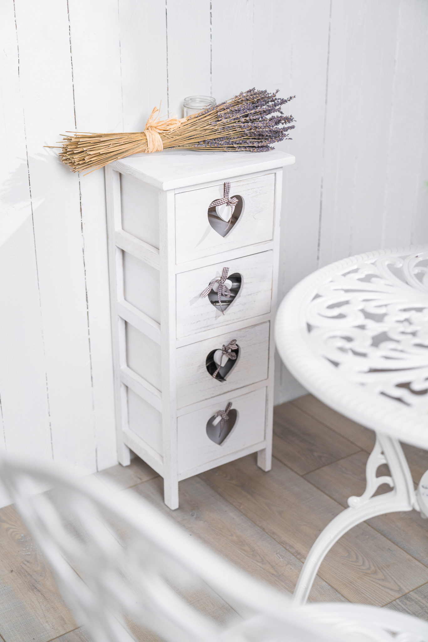 Detail scény Hygge Corner — komoda se srdíčkovými úchyty a sušená levandule