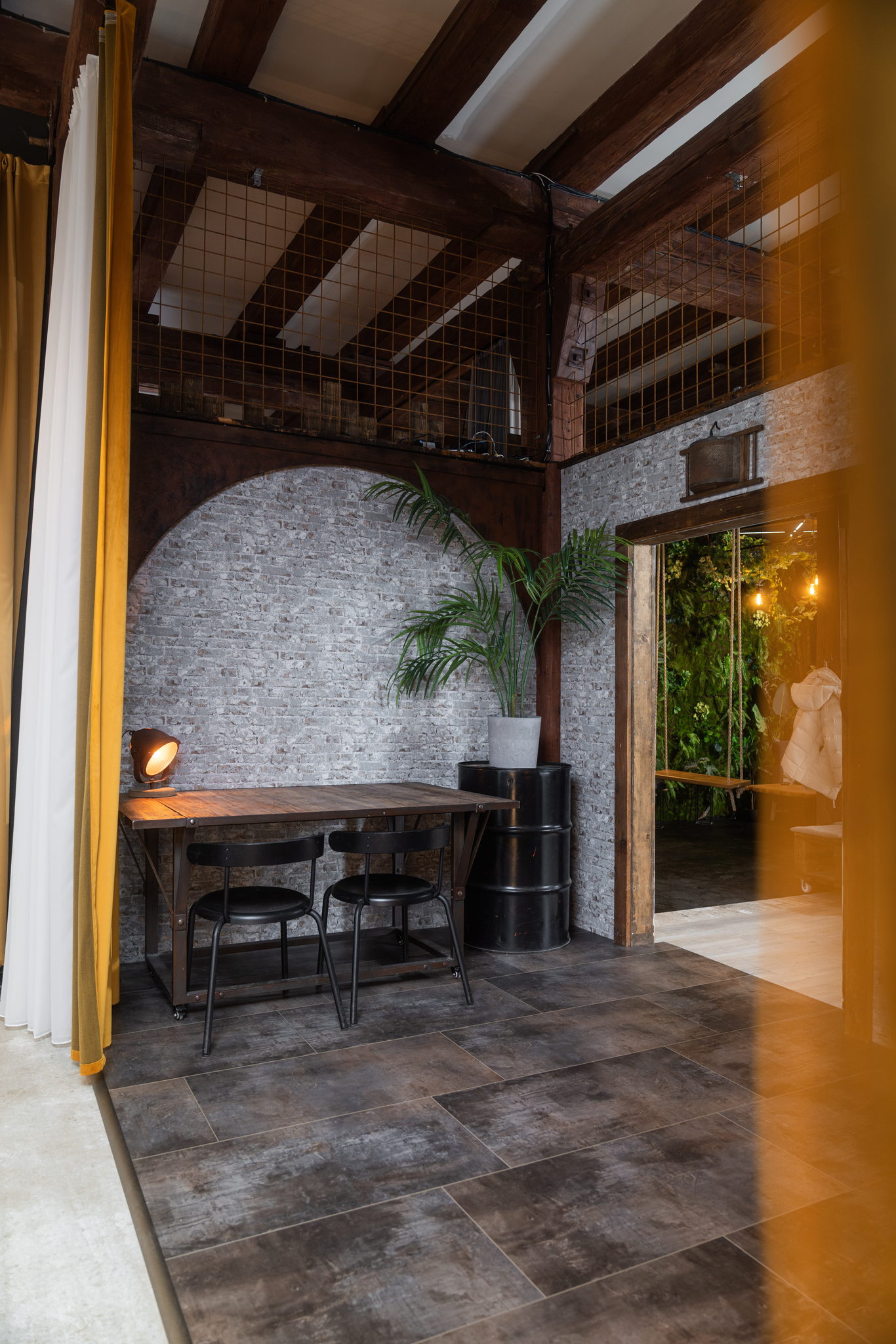 Scéna Urban Chic — oblouk, stůl s barovými židlemi a palma