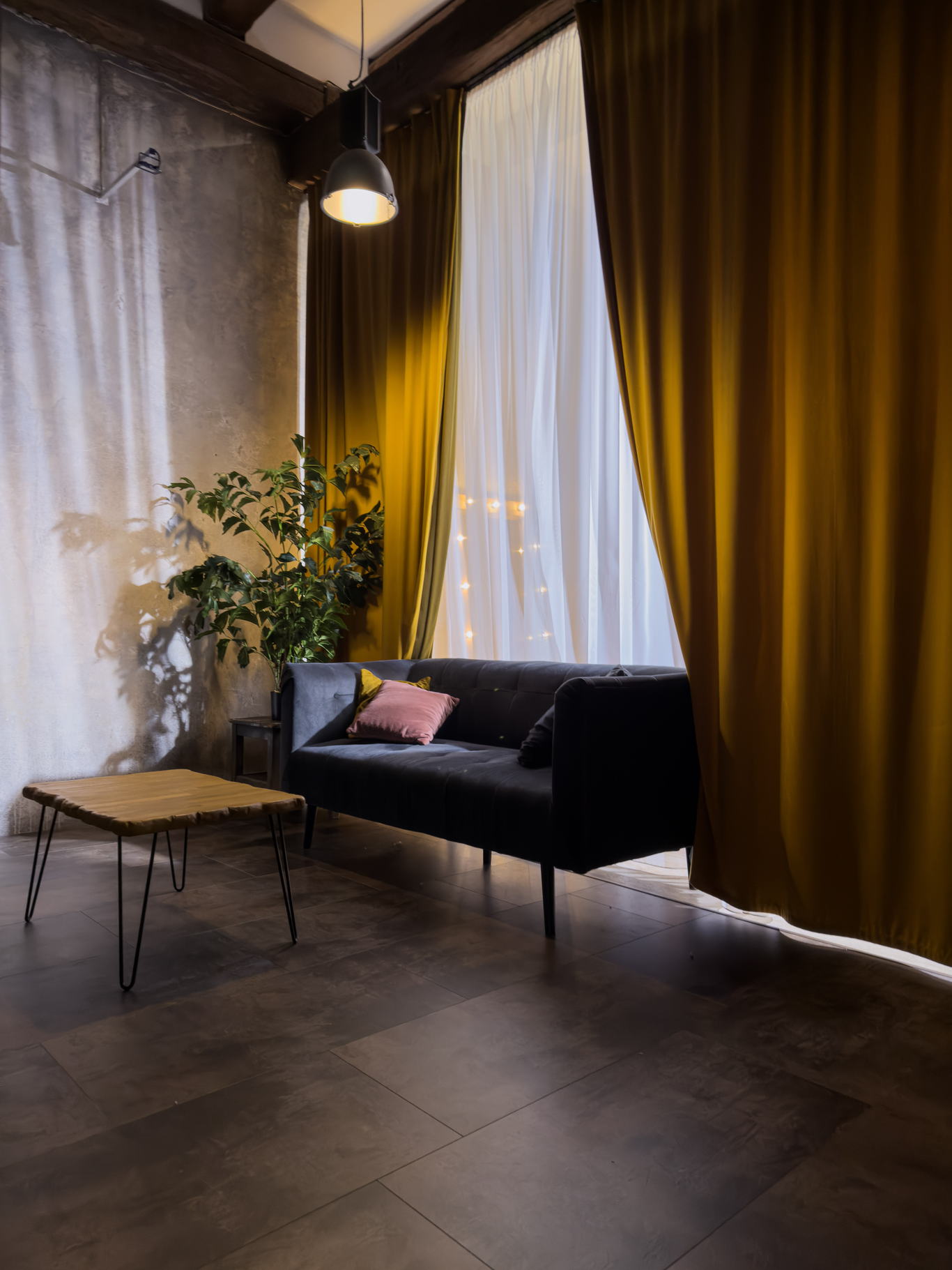 Scéna Urban Chic — gauč u sheer závěsu s hořčicovým sametem