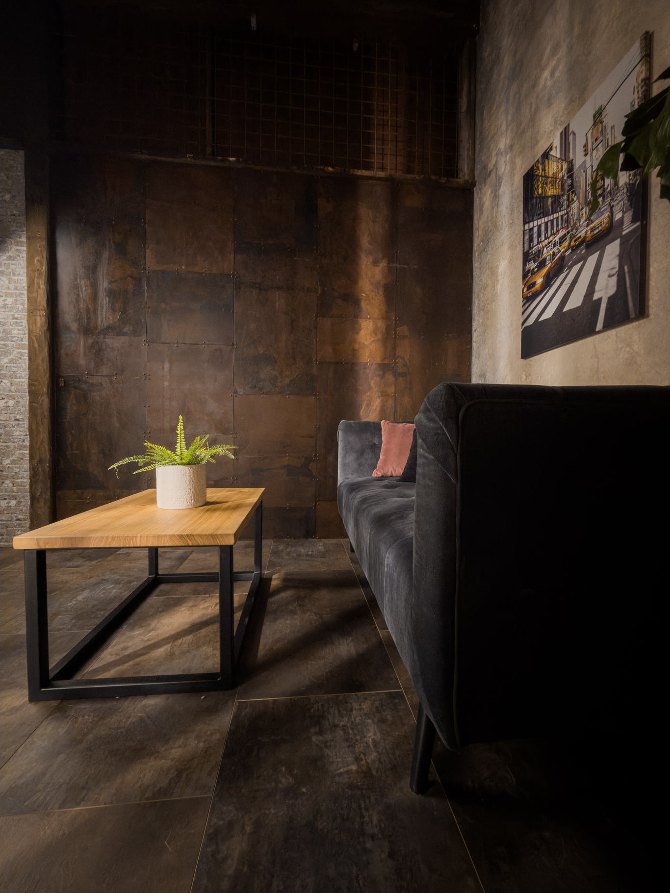 Detail scény Urban Chic — dřevěný stolek u rezavého plechu