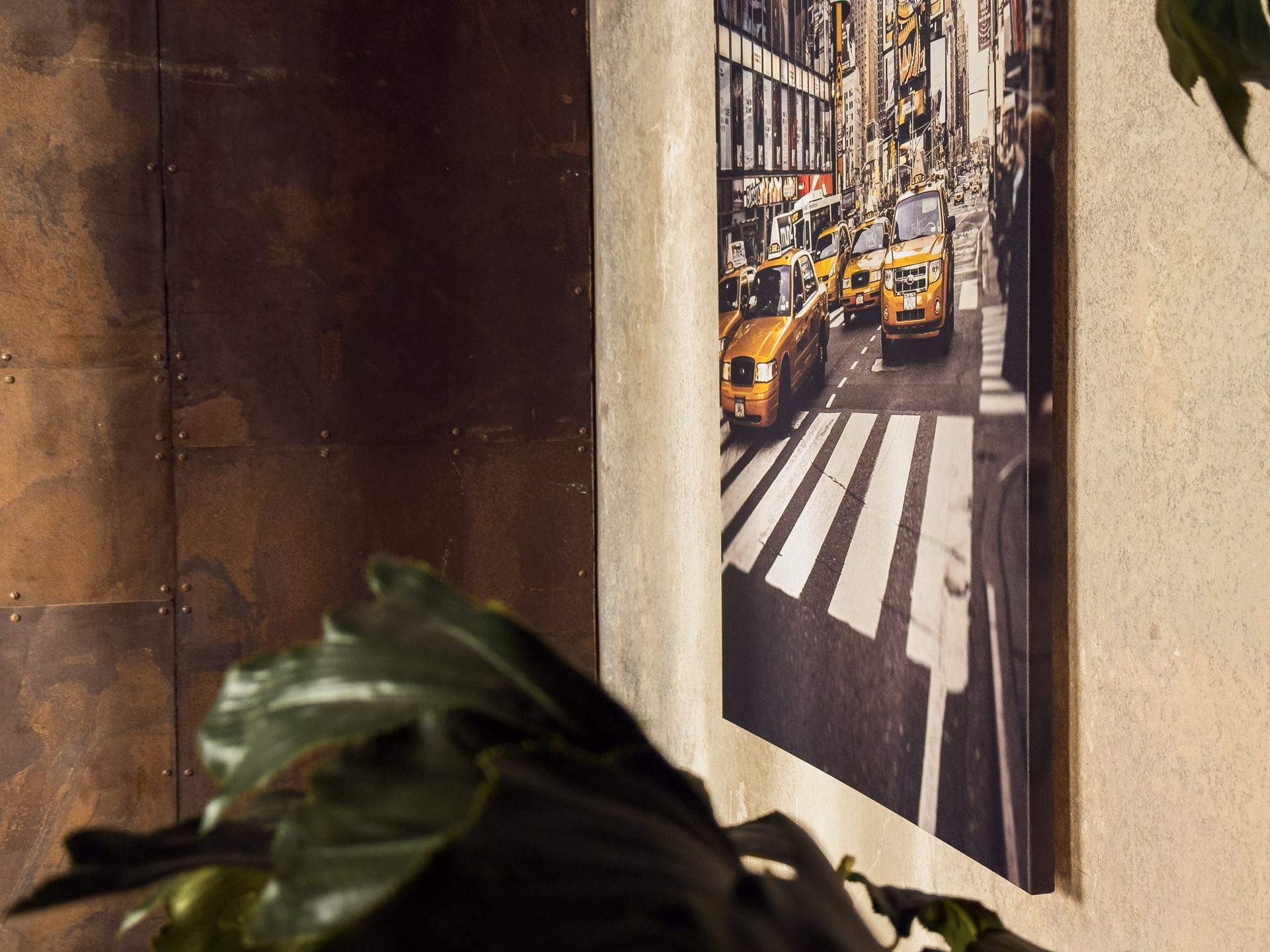 Detail scény Urban Chic — obraz newyorské ulice a zelený list