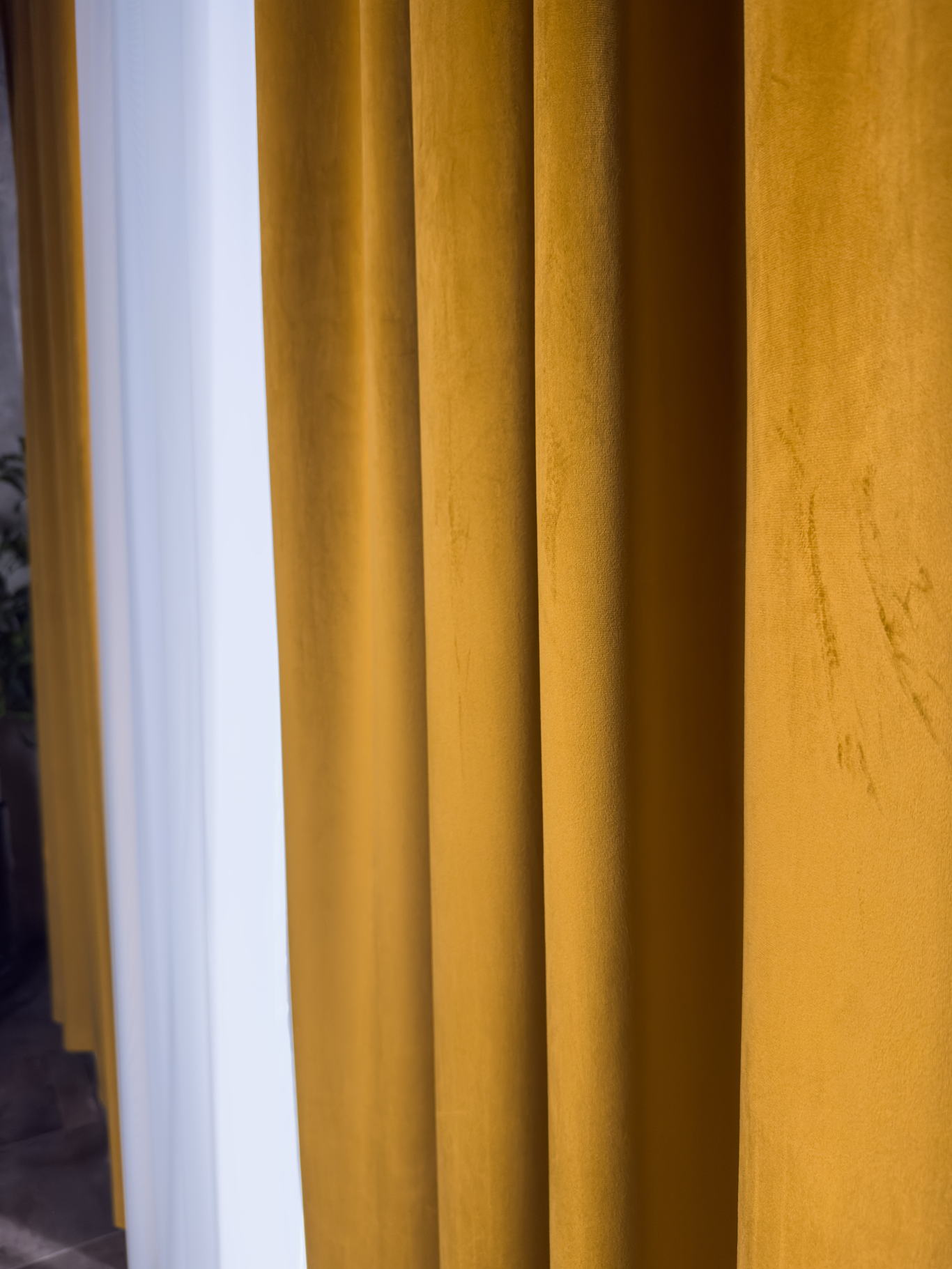 Detail scény Urban Chic — hořčicový samet a bílý sheer závěs
