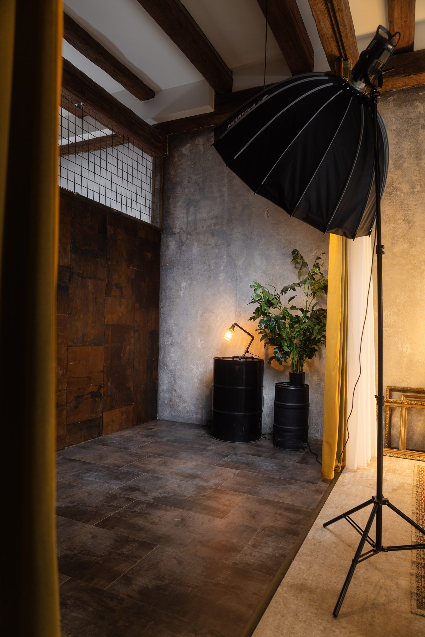 Scéna Urban Chic při přípravě — sudy, mřížka a softbox